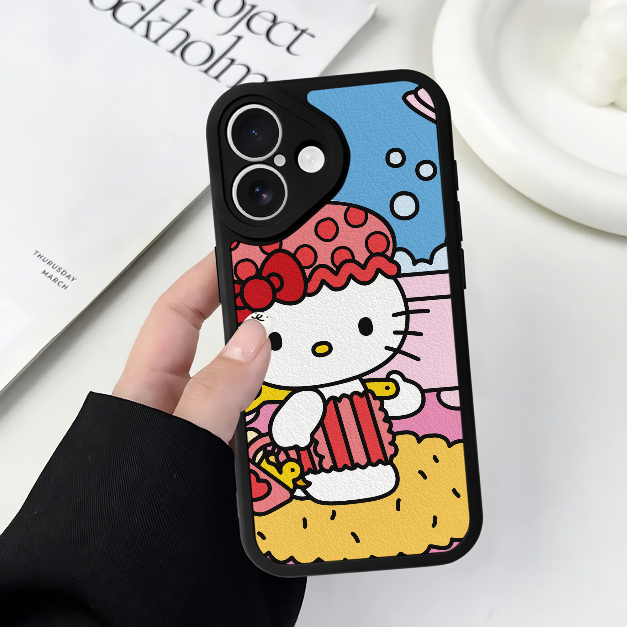 （画像用） Hello Kitty ハローキティ 【iPhone 16シリーズ対応】シリコンスマホケース（レザー調） 材質：シリコン
